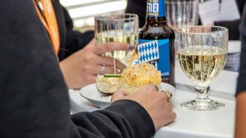 Feiern nach einem Jahr intensiver Gründungsvorbereitung 